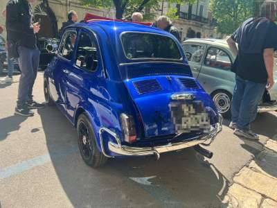 � caratterizzata da diversi dettagli estetici: cerchi in lega neri, scarico sportivo cromato e l�adesivo dello scorpione Abarth posizionato sul retro